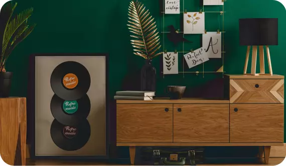 drewniane meble na tle zielonej ściany